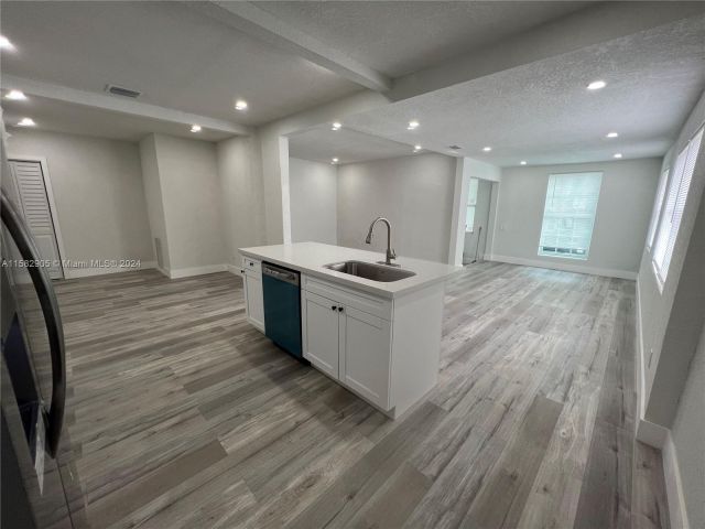 Продажа дома по адресу 1015 NW 59th St - фото 5421874