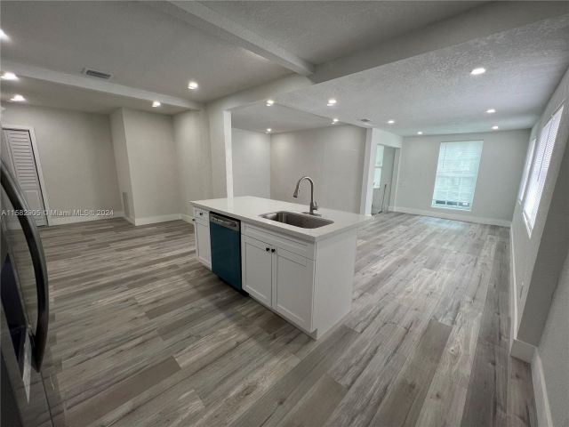 Продажа дома по адресу 1015 NW 59th St - фото 5421875