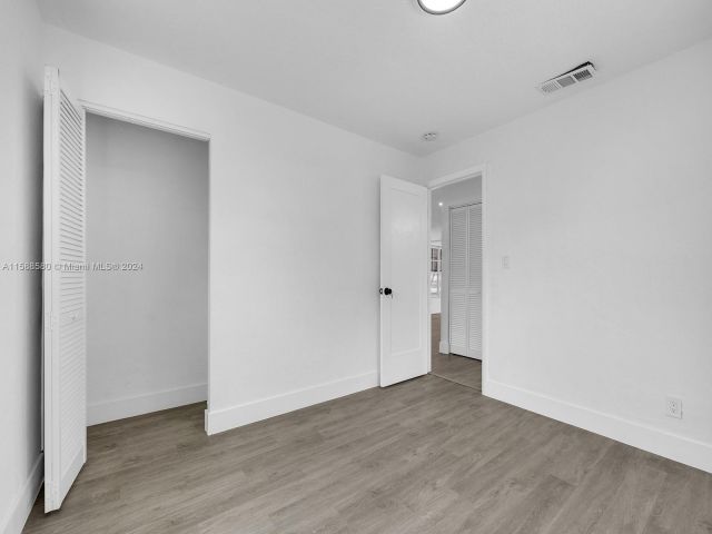 Продажа дома по адресу 3050 NE 13th Ave - фото 5421345