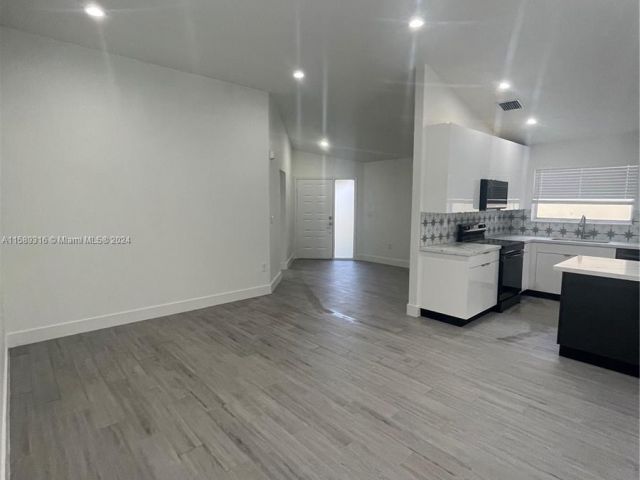 Продажа дома по адресу 5424 NW 184th St - фото 5423219