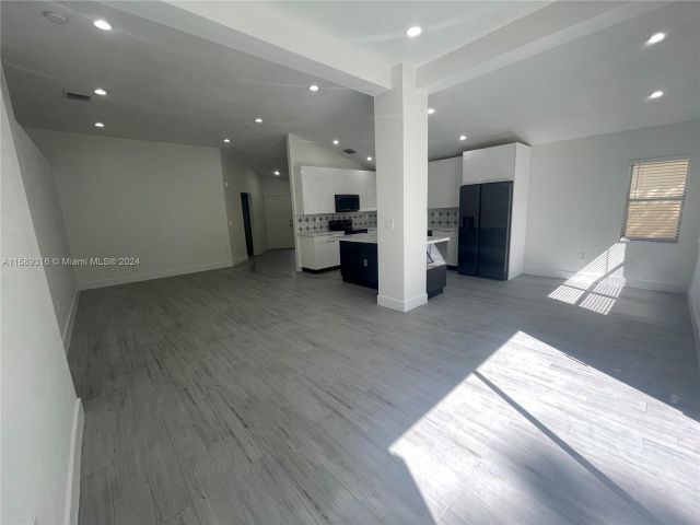 Продажа дома по адресу 5424 NW 184th St - фото 5423220