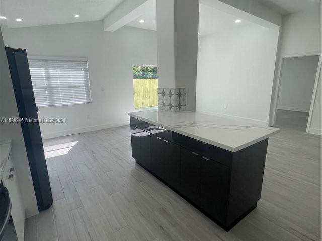 Продажа дома по адресу 5424 NW 184th St - фото 5423222