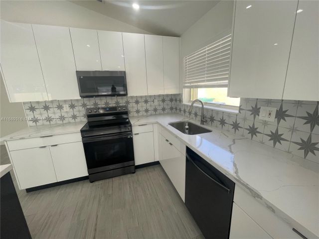 Продажа дома по адресу 5424 NW 184th St - фото 5423223