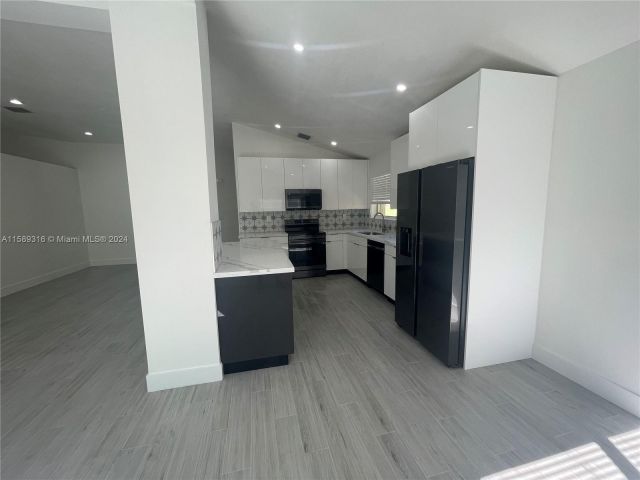 Продажа дома по адресу 5424 NW 184th St - фото 5423224