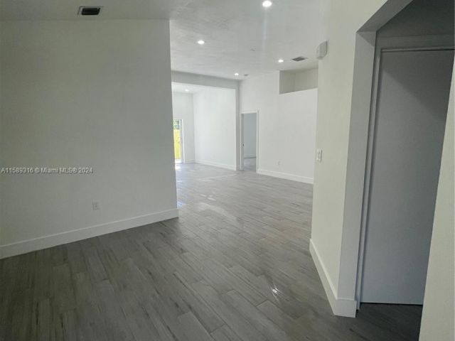 Продажа дома по адресу 5424 NW 184th St - фото 5423229