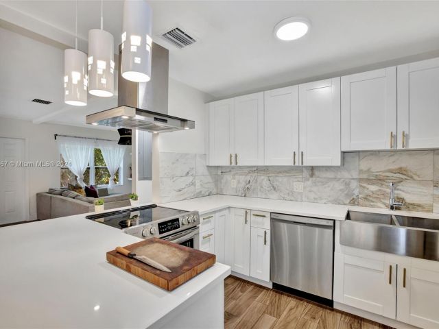 Продажа дома по адресу 1345 NW 7th Ave - фото 5489631