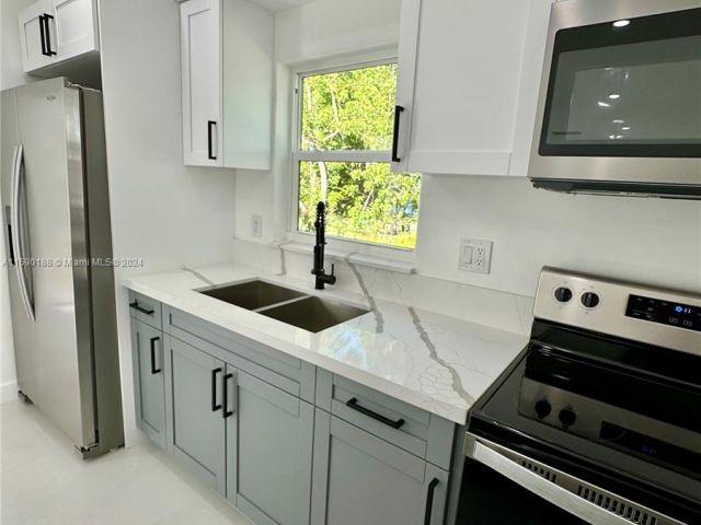 Продажа дома по адресу 1252 NW 52nd St - фото 5453548