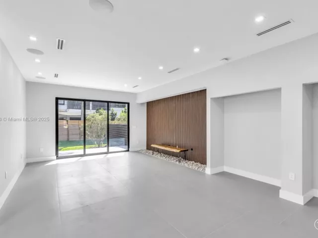 Продажа дома по адресу 808 SW 9th St 808-A - фото 5569605