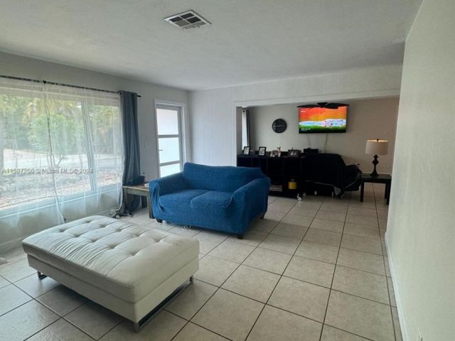 Продажа дома по адресу 830 SW 1st Ave - фото 5448554