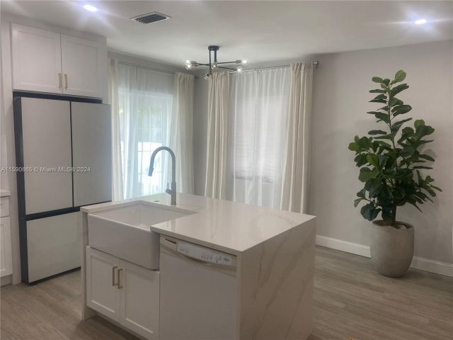 Продажа дома по адресу 1770 NE 12th St - фото 5440416