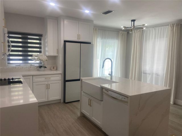 Продажа дома по адресу 1770 NE 12th St - фото 5440417