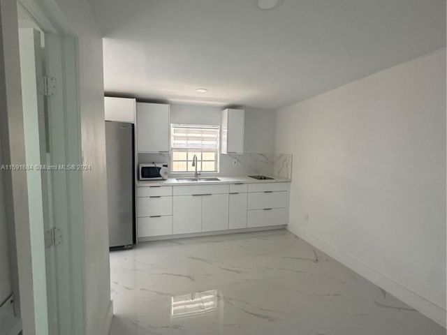 Продажа дома по адресу 201 NW 27th Ct - фото 5450743