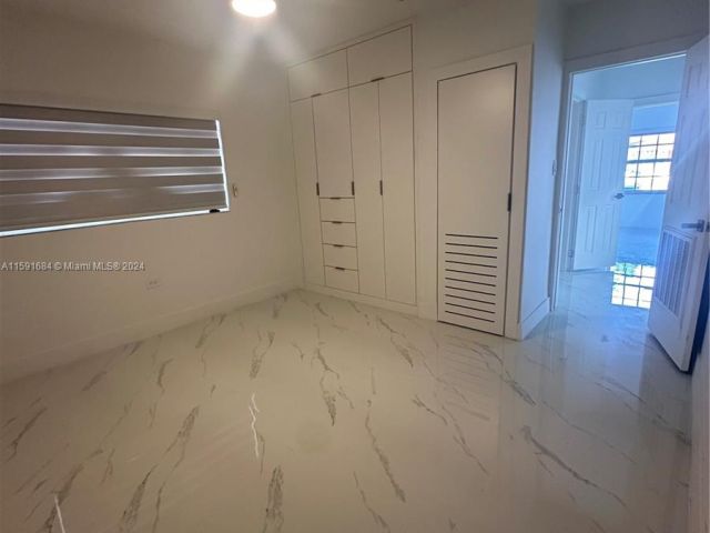 Продажа дома по адресу 201 NW 27th Ct - фото 5450755