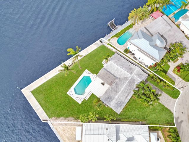 Продажа дома по адресу 35 CASTLE HARBOR ISLE - фото 5492735