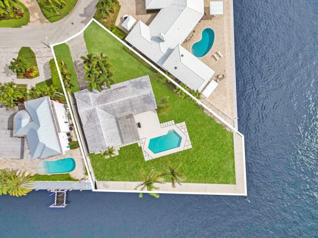 Продажа дома по адресу 35 CASTLE HARBOR ISLE - фото 5492737