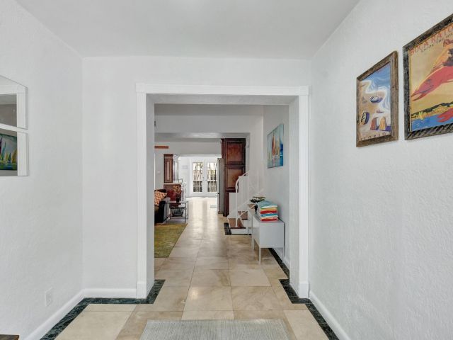 Продажа дома по адресу 950 NW 17th Ave - фото 5496646