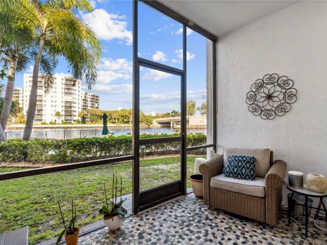 Продажа дома по адресу 1301 N Riverside Dr 8 - фото 5455924