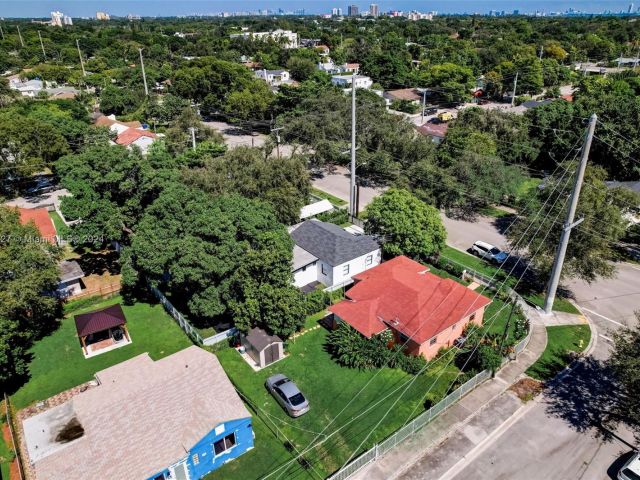 Продажа дома по адресу 4212 NW 3rd Ave - фото 5480188