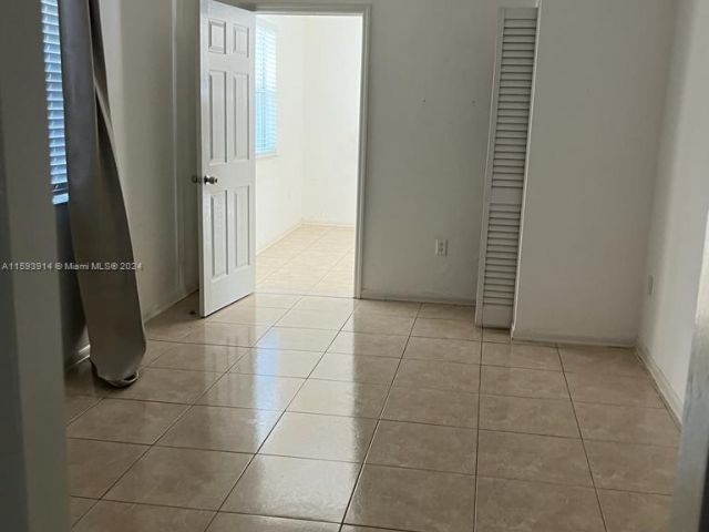 Продажа дома по адресу 2300 SW 59th Ave - фото 5462893