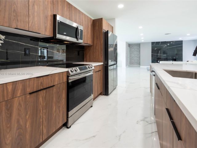 Продажа дома по адресу 2308 SE 18 St - фото 5465886