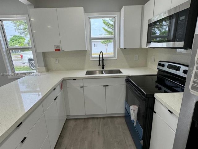 Продажа дома по адресу 5573 NW 24th Ave - фото 5480290