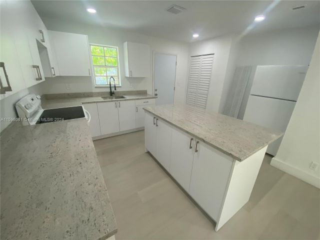 Продажа дома по адресу 1436 NW 19th St - фото 5484940