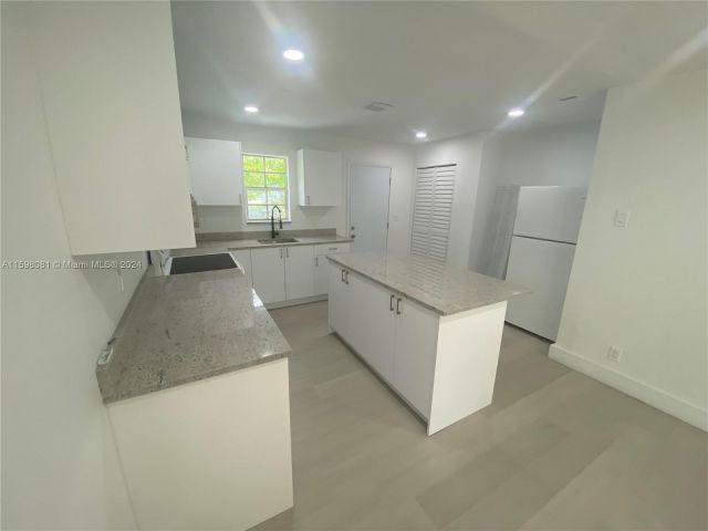 Продажа дома по адресу 1436 NW 19th St - фото 5484942