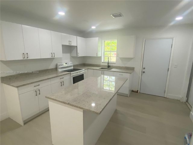 Продажа дома по адресу 1436 NW 19th St - фото 5484944