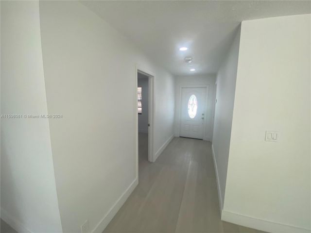 Продажа дома по адресу 1436 NW 19th St - фото 5484950