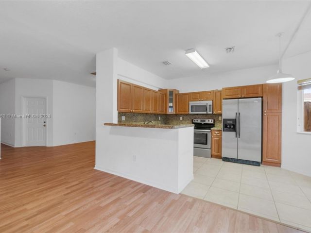 Продажа дома по адресу 14739 SW 23rd St - фото 5487626