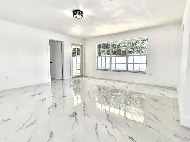 Продажа дома по адресу 1220 N Andrews Ave - фото 5488510