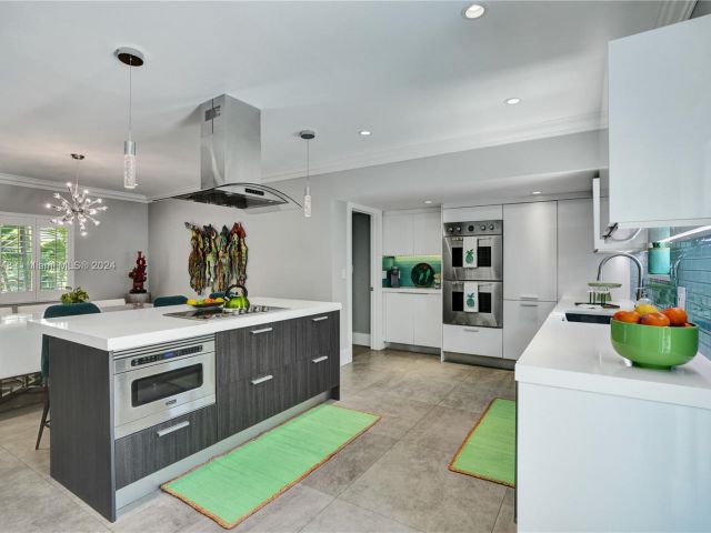 Продажа дома по адресу 4705 Granada Blvd - фото 5835572