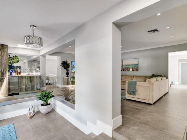 Продажа дома по адресу 4705 Granada Blvd - фото 5835578