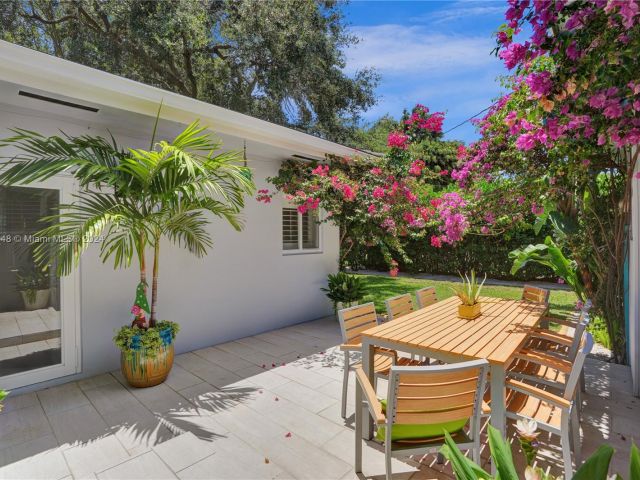 Продажа дома по адресу 4705 Granada Blvd - фото 5835581