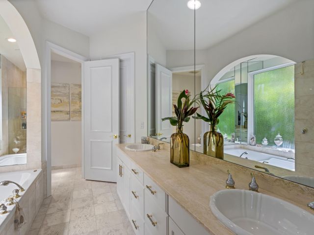 Продажа дома по адресу 797 NE 33rd Street - фото 6019859