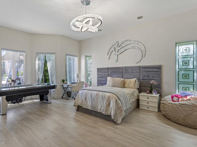 Продажа дома по адресу 797 NE 33rd Street - фото 6019860