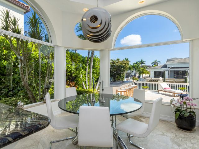 Продажа дома по адресу 797 NE 33rd Street - фото 6019863