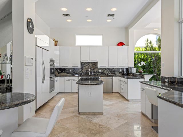 Продажа дома по адресу 797 NE 33rd Street - фото 6019864