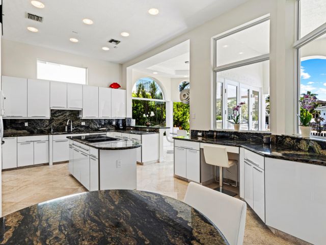 Продажа дома по адресу 797 NE 33rd Street - фото 6019865