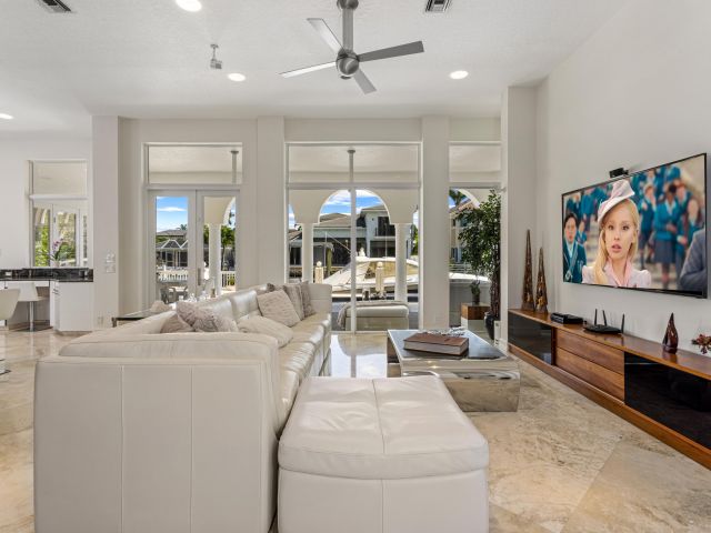 Продажа дома по адресу 797 NE 33rd Street - фото 6019867