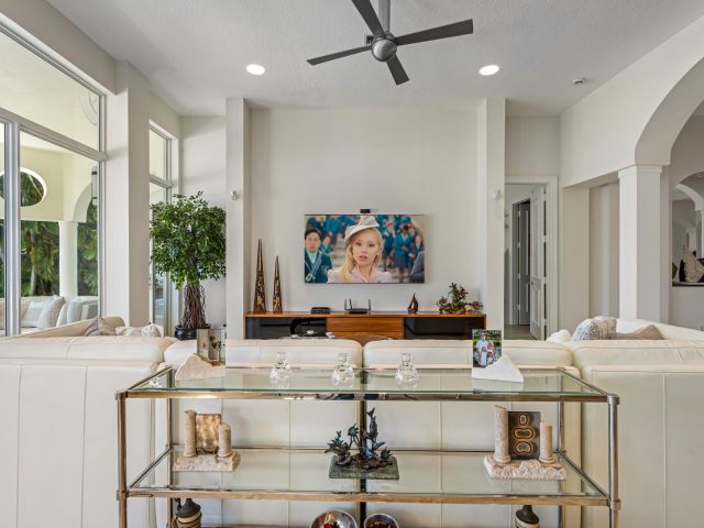 Продажа дома по адресу 797 NE 33rd Street - фото 6019868