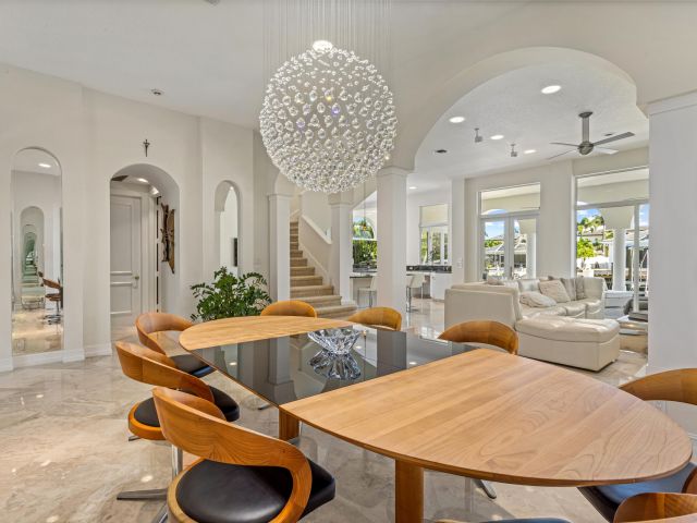 Продажа дома по адресу 797 NE 33rd Street - фото 6019869