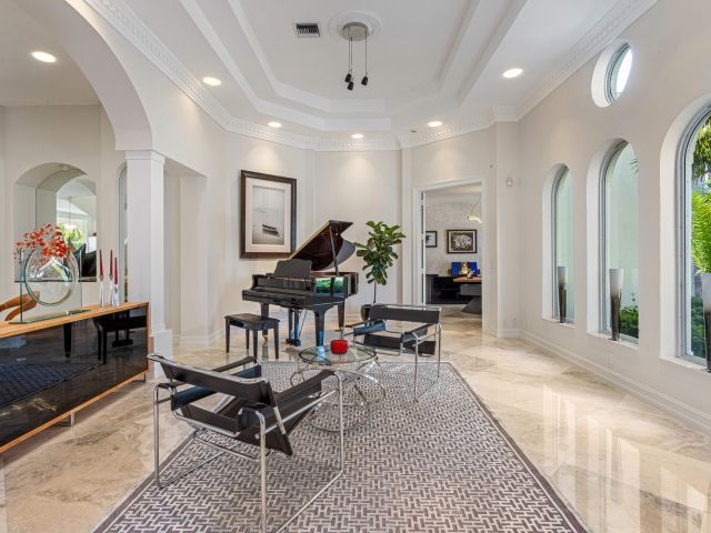 Продажа дома по адресу 797 NE 33rd Street - фото 6019872