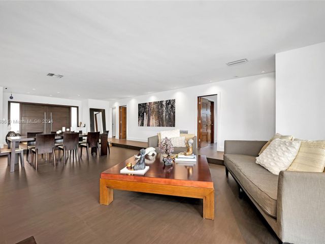 Продажа дома по адресу 2120 NE 204th St - фото 5949759