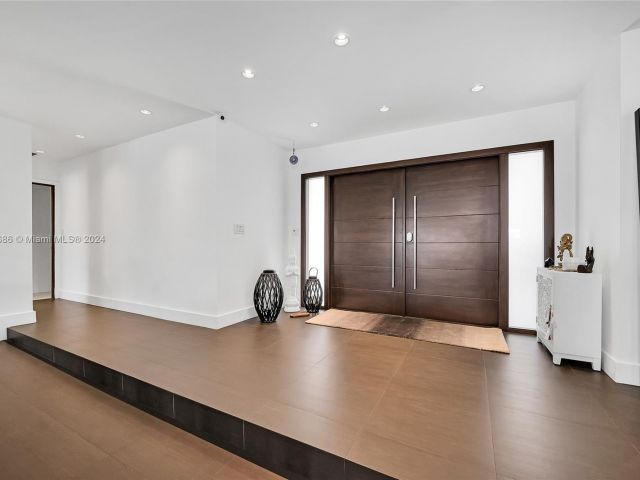 Продажа дома по адресу 2120 NE 204th St - фото 5949762