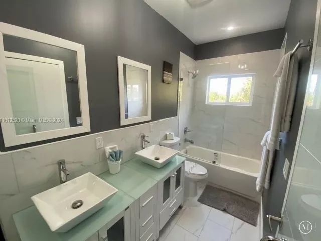 Дом в аренду по адресу 3445 SW 14th St 3445 - фото 6918675