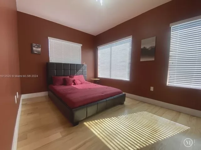 Дом в аренду по адресу 3445 SW 14th St 3445 - фото 6918680