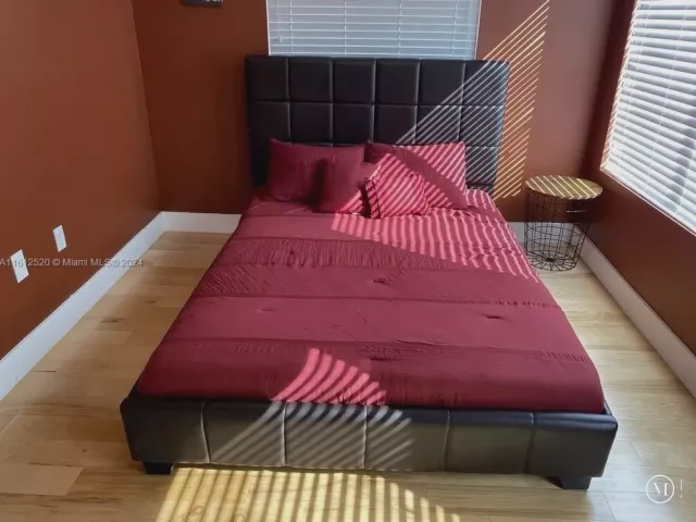 Дом в аренду по адресу 3445 SW 14th St 3445 - фото 6918681