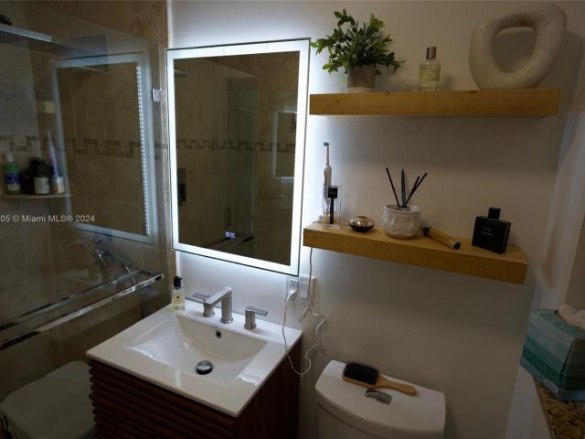 Продажа дома по адресу 2156 NE 18th Ave - фото 6170699