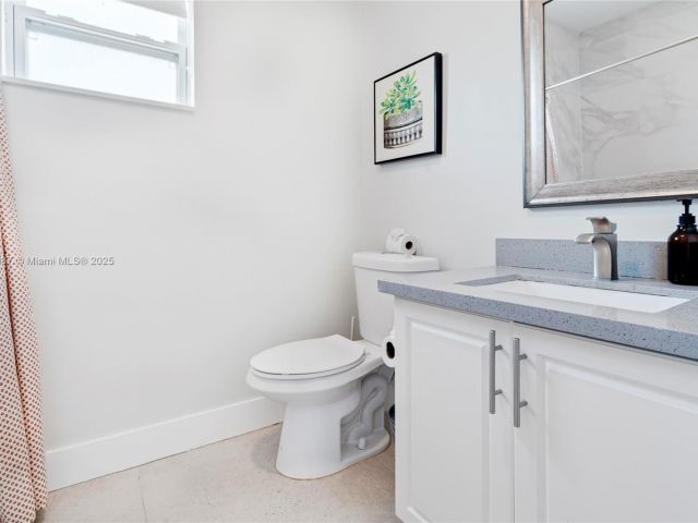 Дом в аренду по адресу 968 NE 80th St - фото 5930375